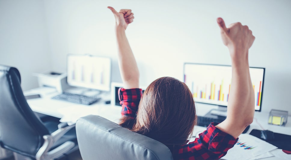 lady holding two thumbs up because of successful ecommerce sale