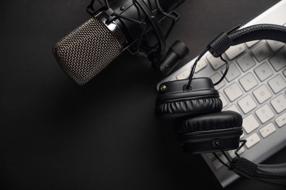 microphone with headphones and a keyboard