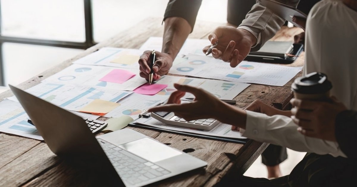 B2B digital marketing experts discussing b2b strategies for manufacturing and distribution website design and development