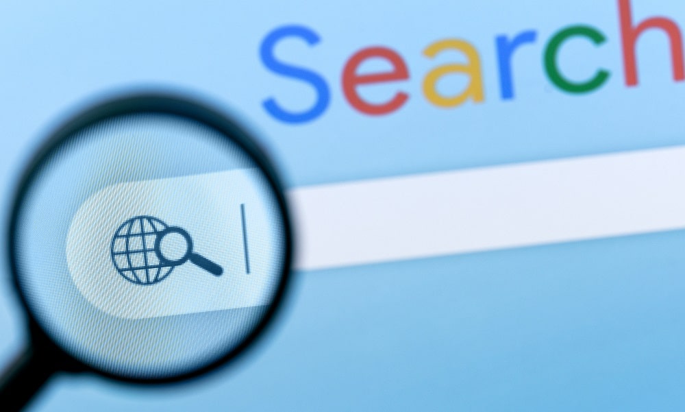magnifying glass hovering over Google search bar