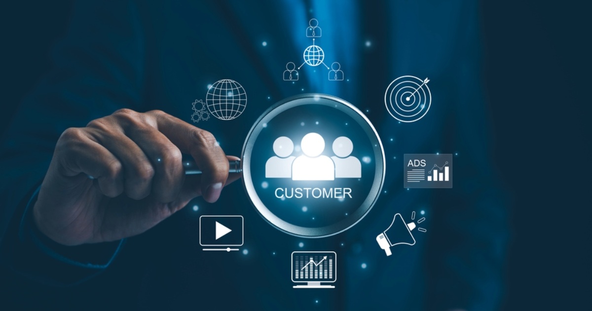 Professional leveraging HubSpot's digital tools and features to improve customer retention