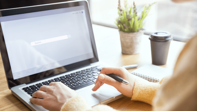 image of person searching the web, indicating importance of paid search management service(s) to drive business reach