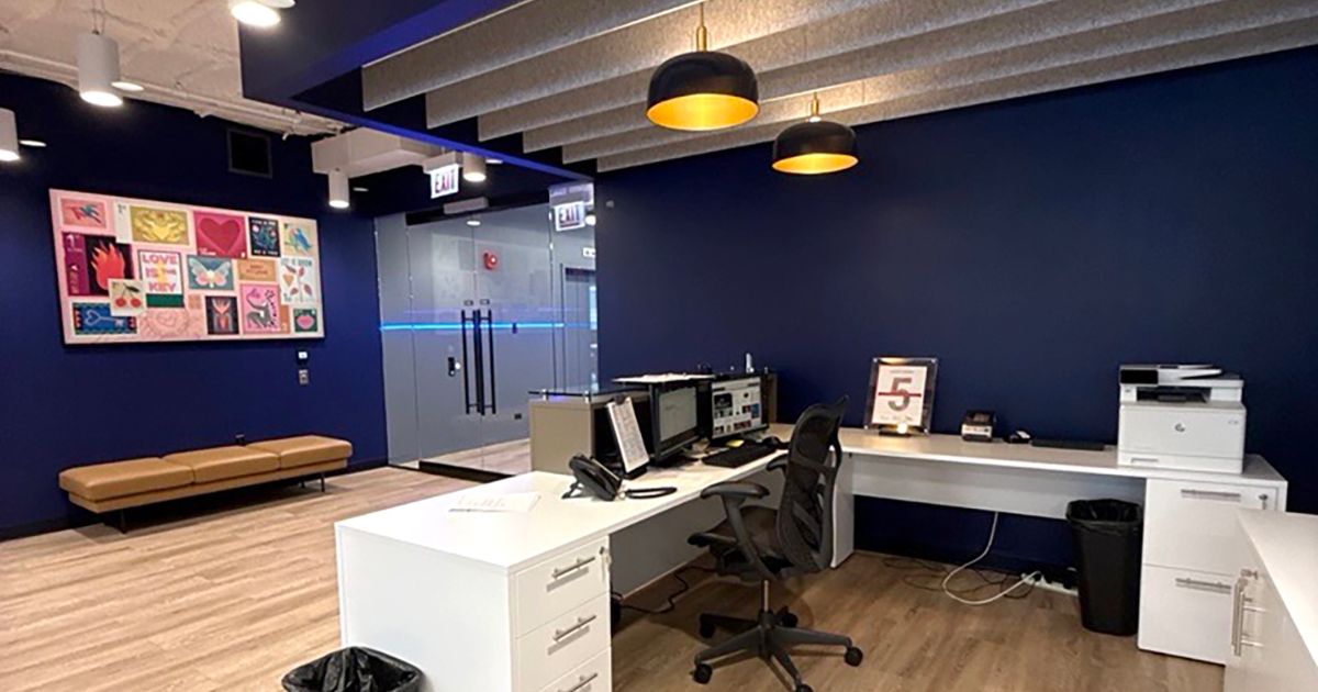 Americaneagle.com reception area with desk and seating, showcasing clean and welcoming Chicago office for website development